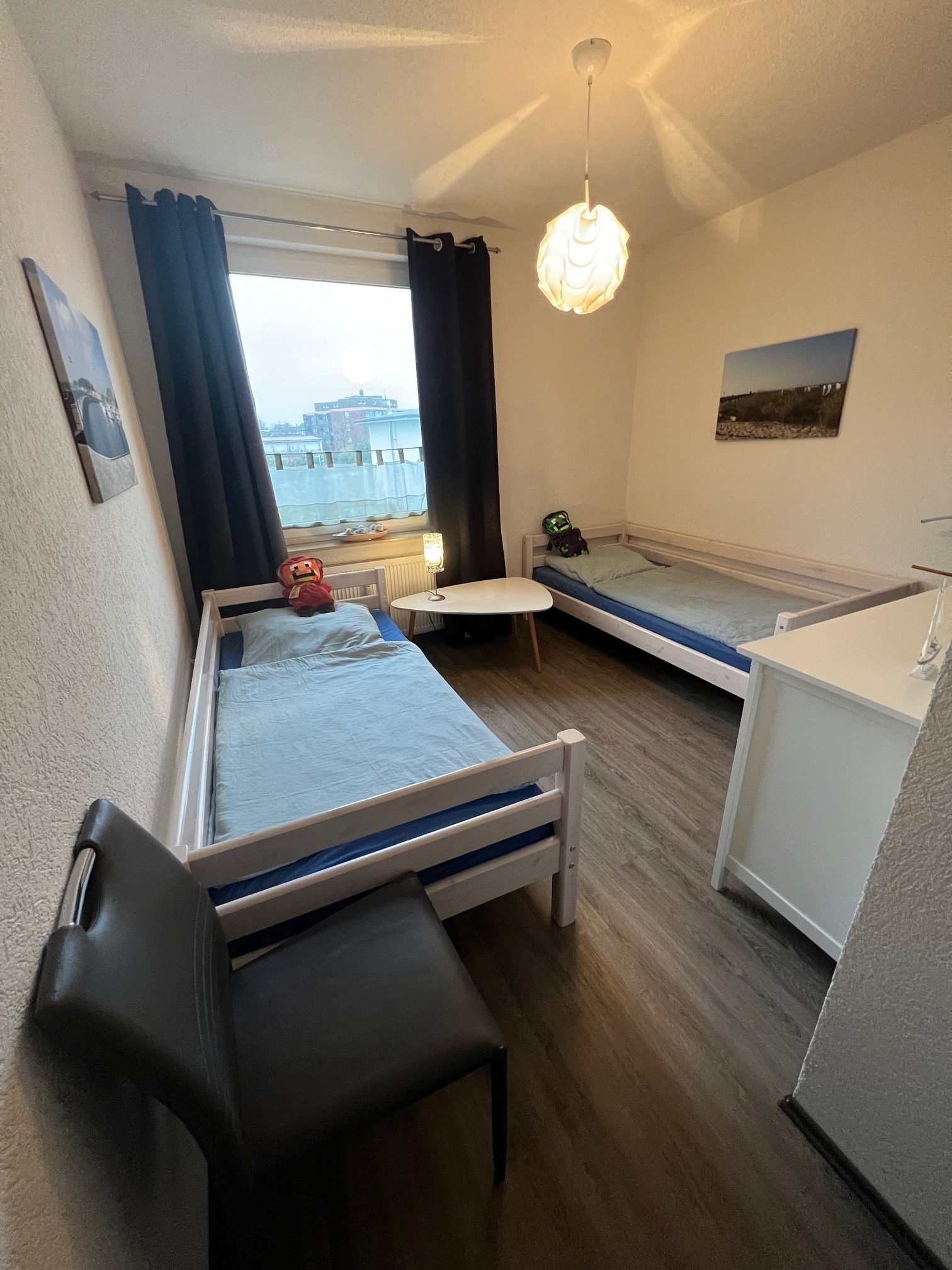 Zweites Schlafzimmer mit zwei Einzelbetten